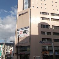 駅前にあり、下がバスセンター。