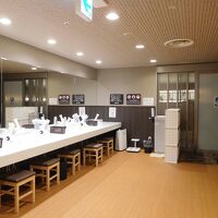 「八百治の湯」脱衣所。きれいです。