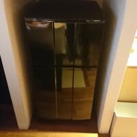 中型冷蔵庫　中には有料の飲み物各種