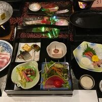 食事は大部屋で個別配膳形式の純和風料理