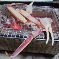 夕食　生かにを焼く