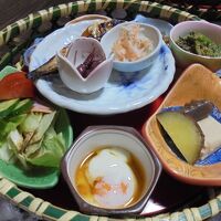 朝食　花籠に盛られた料理に舌鼓