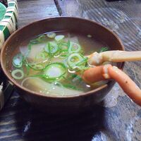 朝食　かに足入りの味噌汁　うーん、うまい！