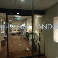 ビル2階がフロント