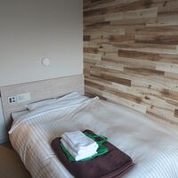 ダブルルーム内を窓側から撮影。奥がバス・トイレ。