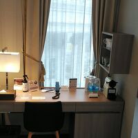 机もしっかりあり窓もあって良いですね！