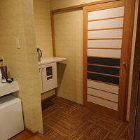 入口は引き戸、小さい冷蔵庫