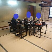 朝食会場コロナ対策、広い部屋に２家族だけ