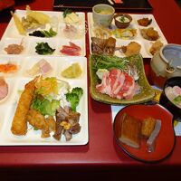 夕食の一例。ざっと、料理は40種類！