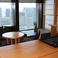 カウンターにはTVが隠れています