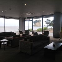 ロビーからも見附島が良く見えます。