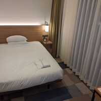 シングルルーム17.9平米。ベッドは140cmと広め。