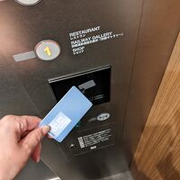 カードキーをかざすエレベーター。安心。