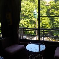 広縁から川を臨む