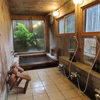 お風呂は三～四人で使用　湯の花ふわふわ　檜の香も素敵