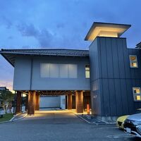 入り口駐車場は敷地内と道を挟んだ反対側にもあり、十分。