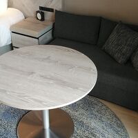 窓側にソファにテーブル