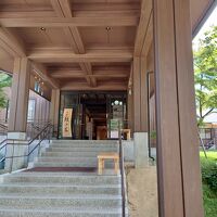 家族旅行にぴったり。入口にお迎えの人がいました