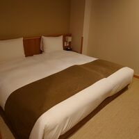 リビングとこちらの寝室のあわせて4個ベットがあります