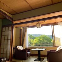 天城の山々を望める客室。下は川が流れています。
