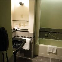 湯船に、シャワーブースもあります。すごく広いバスルームです