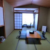 遠くに海が見える和室です