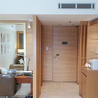 リビング、書斎スペースにバーコーナー