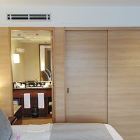 ベッドルームから洗面へ