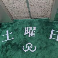 エレベーター内のマットが曜日毎に変わります