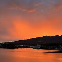 部屋の窓から湖が見えますが、この時見た夕焼けはすごかった