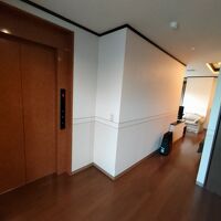 エレベータで直接入れるバリアフリー洋室「鴬宿梅」