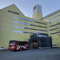 目立つ色の建物です。