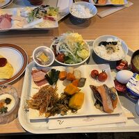 朝食もバイキング。種類が多く食べきれません。