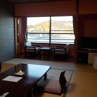 12畳和室の客室。窓の下には海が見えます。