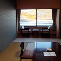 和室の部屋からは足元に海が見えます。