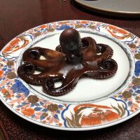 夕食に出された天草名物タコステーキ。甘く煮た感じのものです。