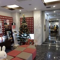 ロビー、奥はフロント。