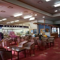 ロビーです。左側に売店、奥にはフロントがあります。