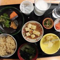 朝食です。なんとバイキング形式です。