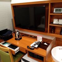 テレビとデスク。ツインだけどデスク１人分の広さ