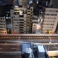 部屋からの眺望。夜の眺め。眼下には首都高が走っている