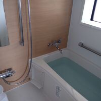 窓付き・洗い場有りのバスルーム