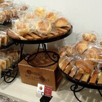 無料軽朝食はパンとドリンク。ジャム類は無かったがトースター有