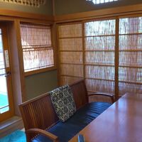 客間の隣のテーブル部屋