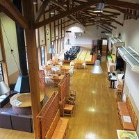 二階のホールから見た一階の様子です。