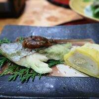 サワラに味噌が乗ったものと、熊本名産の辛子レンコン