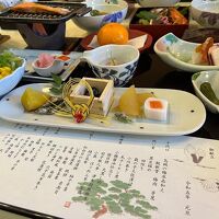 元旦の朝食。お節のお重が付いている。