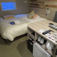 シングルルームでもベッドはダブルでゆったり気分。