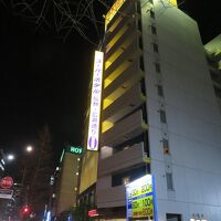 夜に見たホテル外観。立地はとてもよし
