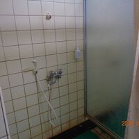 シャワーを浴びて着替えてから部屋に行きました。